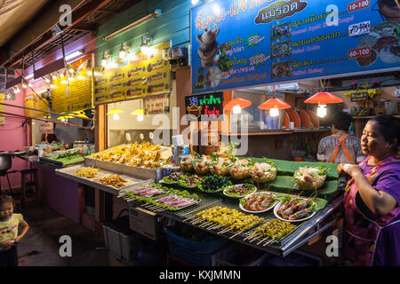 CHIANG RAI, THAILAND - November 05, 2014: Food Court in Chiang Rai Night Market. Stockfoto