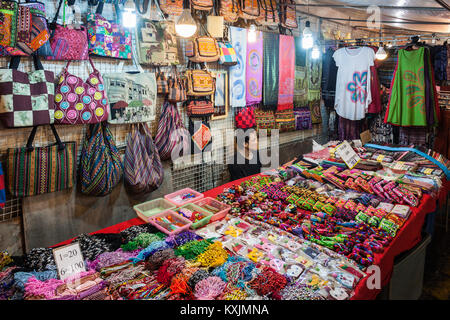 CHIANG RAI, THAILAND - November 05, 2014: Textilgeschäft in Chiang Rai Night Market. Stockfoto