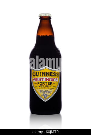 LONDON, Großbritannien - 02 Januar, 2018: Flasche Guinness Westinseln porter Bier auf weißem Hintergrund. Guinness Bier ist seit 1759 in Dublin, Stockfoto