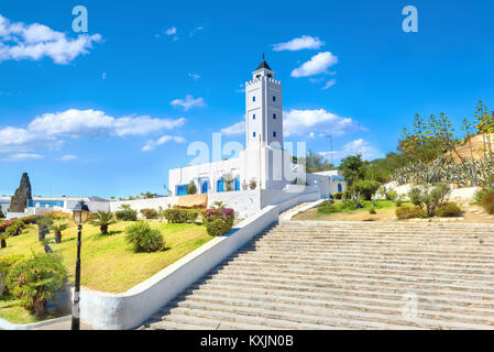 Blick auf weiße Moschee von Sidi Bou Said Dorf. Tunesien, Nordafrika Stockfoto