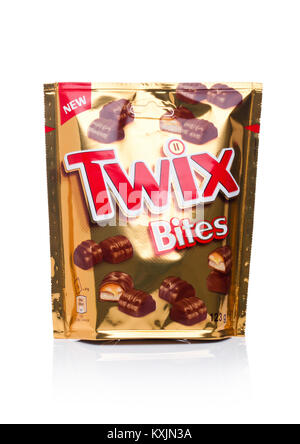 LONDON, Großbritannien - 02 Januar, 2018: Packung TWIX Schokolade mini Bites auf weißem Hintergrund Stockfoto