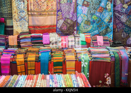 CHIANG MAI, THAILAND - November 06, 2014: Bunte Thai Stil Stoff auf dem Markt, Thailand Stockfoto