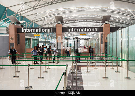 JAKARTA, Indonesien - 28. OKTOBER 2014: Soekarno Hatta International Airport ist der größte Flughafen im Großraum Jakarta auf der Insel Jav Stockfoto