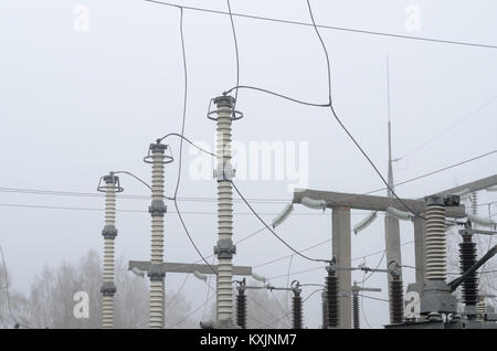 Elektrische Unterstation von Hochspannung mit Elementen der isolierenden Strukturen. Stockfoto