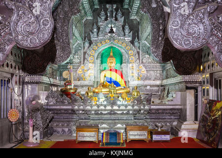 CHIANG MAI, THAILAND - 07 NOVEMBER 2014: Wat Sri Suphan Tempel Interieur. Stockfoto