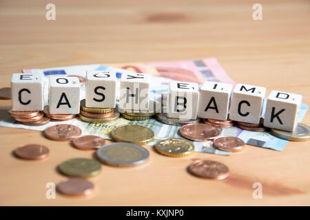 Cash Back Wort auf Holz cube geschrieben Stockfoto