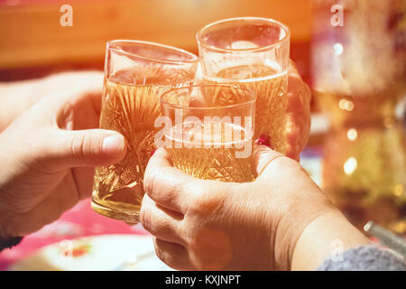 Klirren Gläser Champagner in der Hand auf einem natürlichen Hintergrund Stockfoto