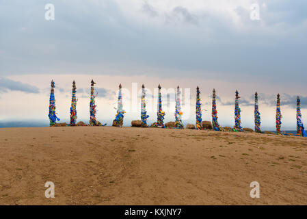 Holz- ritual Säulen mit bunten Bändern Hadak am Kap Burkhan. Baikalsee. Insel Olchon. Sibirien. Russland Stockfoto