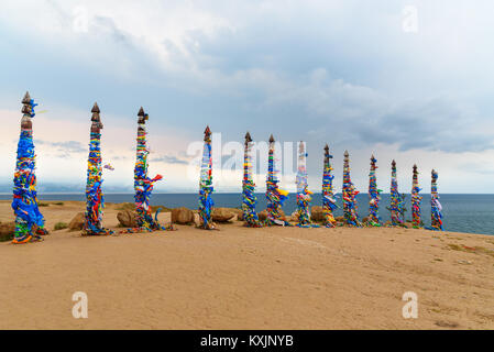 Holz- ritual Säulen mit bunten Bändern Hadak am Kap Burkhan. Baikalsee. Insel Olchon. Sibirien. Russland Stockfoto