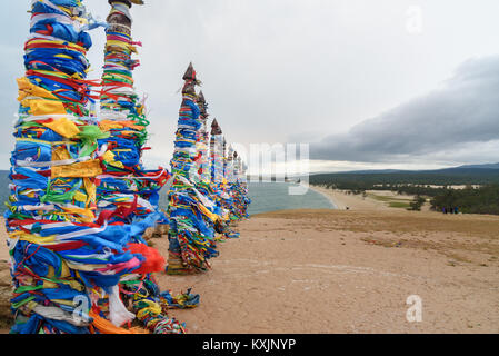 Holz- ritual Säulen mit bunten Bändern Hadak am Kap Burkhan. Baikalsee. Insel Olchon. Sibirien. Russland Stockfoto