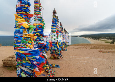 Holz- ritual Säulen mit bunten Bändern Hadak am Kap Burkhan. Baikalsee. Insel Olchon. Sibirien. Russland Stockfoto