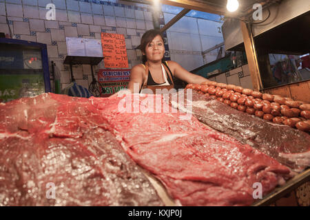 OAXACA, MEXIKO - 8. März, 2012: Frau frischen erfüllen und Würstchen auf einem lokalen Markt in Oaxaca, Mexiko Stockfoto