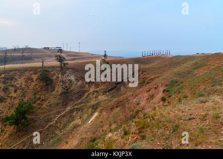 Holz- ritual Säulen mit bunten Bändern Hadak auf Cape Burkhan am frühen Morgen. Baikalsee. Insel Olchon. Russland Stockfoto