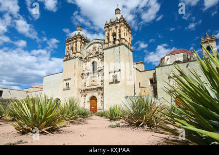 Fassade der Kirche von Santo Domingo de Guzmán in Oaxaca, Mexiko Stockfoto