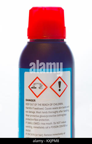 Das internationale Symbol für aggressive Chemikalien. Auf einer Flasche Reiniger. Stockfoto