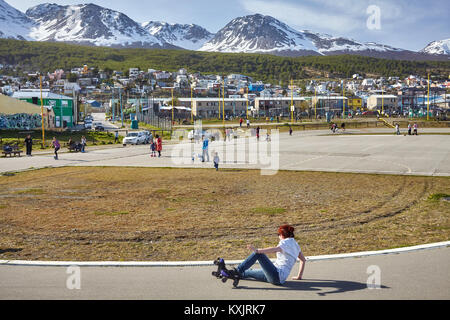 Ushuaia, Argentinien - Oktober 28, 2013: Junge weibliche roller Skater auf dem Boden auf einer Schule Spielfeld fiel. Ushuaia hat zwölf Schulen, Stockfoto