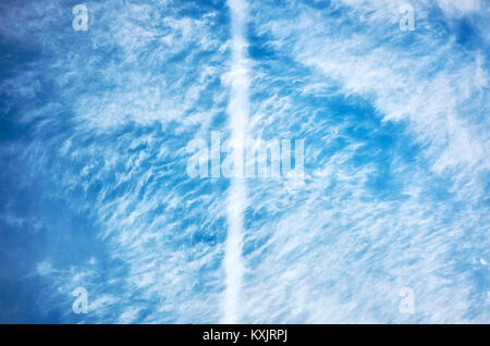 Blauer Himmel mit Wolken, natürlichen Hintergrund. Stockfoto