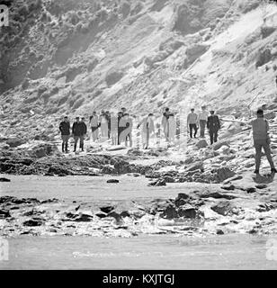 Forscher kämmen Cheviot Beach nach Holt's Verschwinden, Harold holt, Harold Edward Holt (5. August 1908 bis 17. Dezember 1967) war ein australischer Politiker, der als 17. Premierminister von Australien, im Amt von 1966 bis zu seinem vermeintlichen ertrinken Tod. Stockfoto