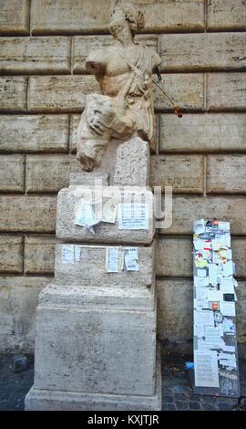 Alte "talking Statue' des Pasquino im historischen Zentrum von Rom Stockfoto