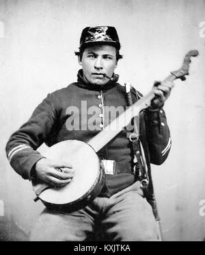 Soldat in Union Kavallerie Uniform mit Banjo, Schwert, und Rohr. c. 1861 Stockfoto