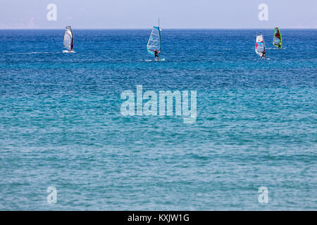 Vasiliki Lefkada, Griechenland - 14. Juli 2017: Windsurfen Segeln über die Vasiliki Beach in Lefkada Insel, Griechenland Stockfoto