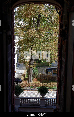 Blick auf einen Teil der Gärten des Palazzo Bianco, durch ein offenes Fenster der Palazzo Rosso in der Via Garibaldi, im historischen Zentrum von Genua Stockfoto