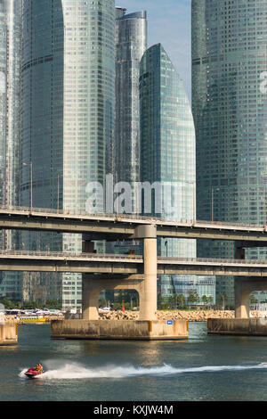 Jet Ski vor der modernen Gläsernen Wolkenkratzern von Centum Park, Centum Stadt, Busan, Yeongnam, Südkorea. Stockfoto