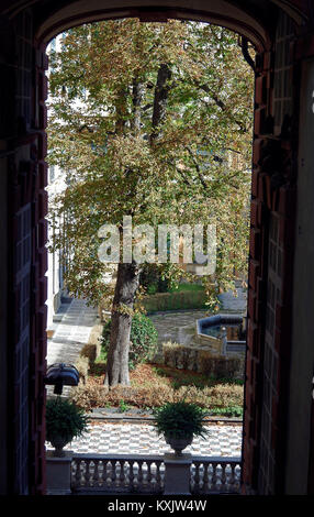 Blick auf einen Teil der Gärten des Palazzo Bianco, durch ein offenes Fenster der Palazzo Rosso in der Via Garibaldi, im historischen Zentrum von Genua Stockfoto