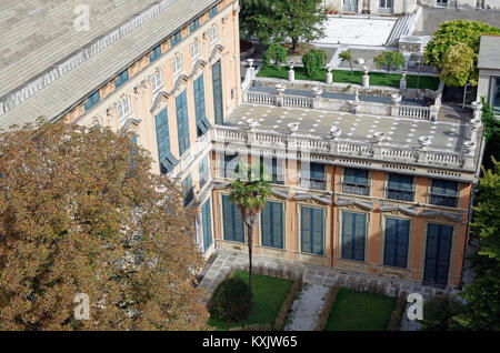 Palazzo Bianco, und es ist die Gärten in der Via Garibaldi, Genua, Italien gesehen vom Dach der Palazzo Rosso und von den Gärten des Palazzo, Stockfoto