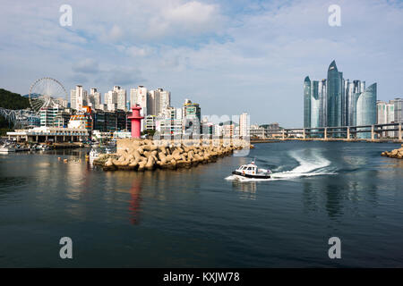 Polizei Boot auf dem Fluss in KwangAn Gwangalli Strand mit Centum Park Towers nach hinten, Busan city, Yeongnam, Südkorea. Stockfoto