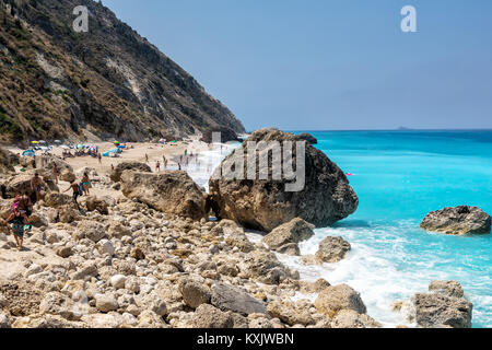 Megali Petra Lefkada, Griechenland - 15. Juli 2017: Menschen im Meer schwimmen, am Strand Megali Petra Beach in Lefkada Insel, Griechenland Stockfoto