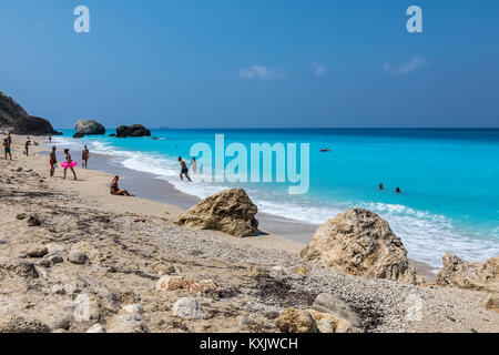 Megali Petra Lefkada, Griechenland - 15. Juli 2017: Menschen im Meer schwimmen, am Strand Megali Petra Beach in Lefkada Insel, Griechenland Stockfoto