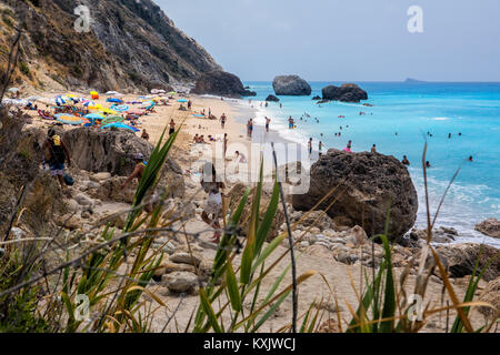 Megali Petra Lefkada, Griechenland - 15. Juli 2017: Menschen im Meer schwimmen, am Strand Megali Petra Beach in Lefkada Insel, Griechenland Stockfoto