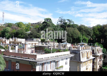 Ansicht von der Straße aus, der Dachgarten des 6-stöckigen Apartmenthäusern, in einer angrenzenden Straße, in einer Wohngegend nahe dem Zentrum von Genua, Italien Stockfoto