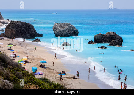 Megali Petra Lefkada, Griechenland - 15. Juli 2017: Menschen im Meer schwimmen, am Strand Megali Petra Beach in Lefkada Insel, Griechenland Stockfoto