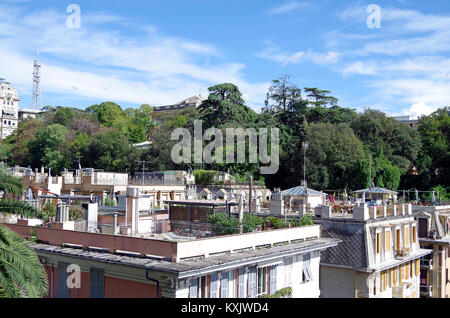 Ansicht von der Straße aus, der Dachgarten des 6-stöckigen Apartmenthäusern, in einer angrenzenden Straße, in einer Wohngegend nahe dem Zentrum von Genua, Italien Stockfoto