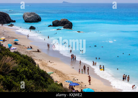 Megali Petra Lefkada, Griechenland - 15. Juli 2017: Menschen im Meer schwimmen, am Strand Megali Petra Beach in Lefkada Insel, Griechenland Stockfoto