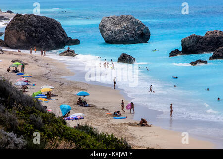 Megali Petra Lefkada, Griechenland - 15. Juli 2017: Menschen im Meer schwimmen, am Strand Megali Petra Beach in Lefkada Insel, Griechenland Stockfoto