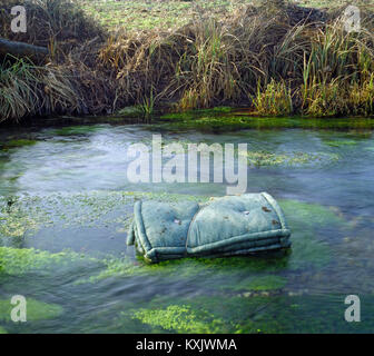 Italien, Lombardei, Provinz Cremona, Wasserverschmutzung, Matratze in Fluss abgeladen Stockfoto