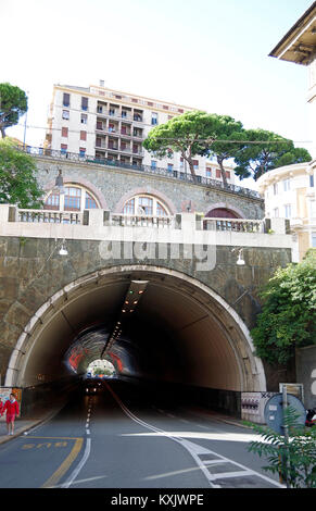 Genua Italien, eine vielschichtige Stadt, Galleri C.Colombo Tunnel verbindet zwei Teile der Stadt mit Straßen auf mehreren Ebenen darüber, Stockfoto