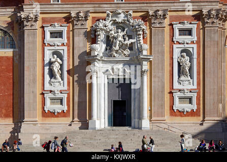 Fassade der Kirche Santa Maria Assunta, auf einem Hügel mit Blick auf die Stadt Genua, Italien. Stockfoto