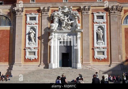 Fassade der Kirche Santa Maria Assunta, auf einem Hügel mit Blick auf die Stadt Genua, Italien. Stockfoto