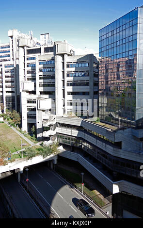 Blick vom Via E Ravasco neuer Büros Entwicklungen überragt die Giardini (Garten) Baltimora, in Genua, Italien. Stockfoto