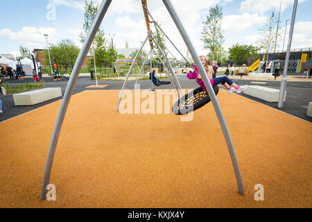 Engel Gärten, Edmonton, Spielplatz gebaut auf ehemaligen Industriebrachen für flytipping verwendet. Enfield, London 2015 Stockfoto