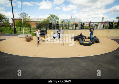 Engel Gärten, Edmonton, Spielplatz gebaut auf ehemaligen Industriebrachen für flytipping verwendet. Enfield, London 2015 Stockfoto