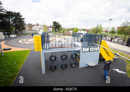 Engel Gärten, Edmonton, Spielplatz gebaut auf ehemaligen Industriebrachen für flytipping verwendet. Enfield, London 2015 Stockfoto