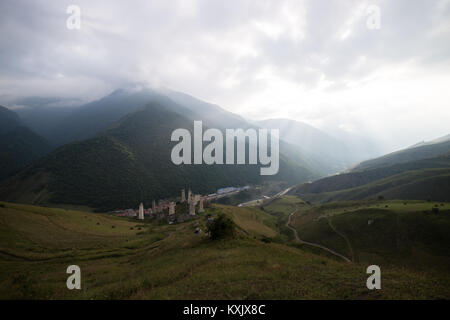 Ein Blick über Armkhi Tal von Inguschetien und Tschetschenien, der CINTIA finden ist in gebirgigem Gelände am Nordhang des Kaukasus Stockfoto