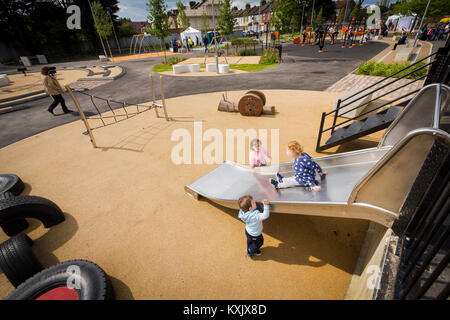 Engel Gärten, Edmonton, Spielplatz gebaut auf ehemaligen Industriebrachen für flytipping verwendet. Enfield, London 2015 Stockfoto