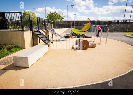 Engel Gärten, Edmonton, Spielplatz gebaut auf ehemaligen Industriebrachen für flytipping verwendet. Enfield, London 2015 Stockfoto