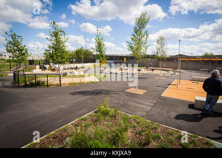 Engel Gärten, Edmonton, Spielplatz gebaut auf ehemaligen Industriebrachen für flytipping verwendet. Enfield, London 2015 Stockfoto